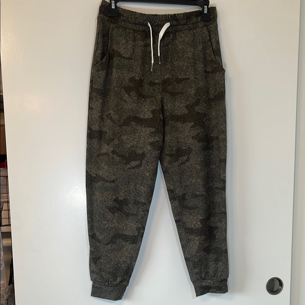 NWT FEAT Roam Jogger Camouflage XS